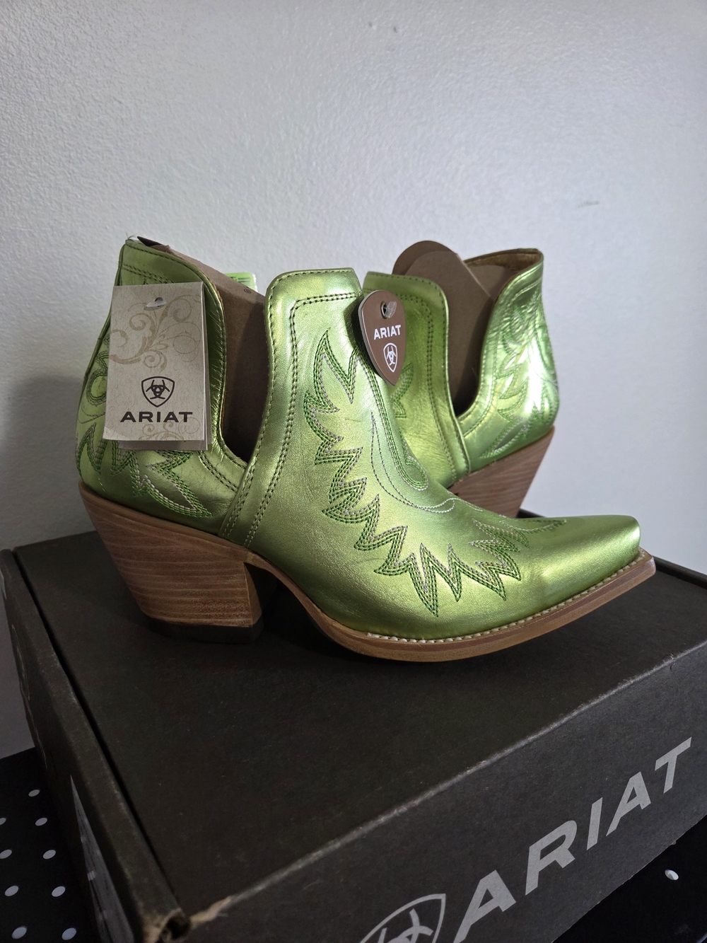 NWT Ariat Dixon Boots, Electric Green Apple, Womens Size 9 - Picture 2 of 9